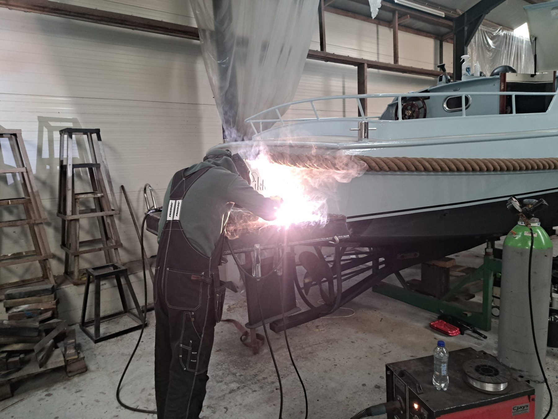 Laswerk aan de boeg van een boot in de werkplaats