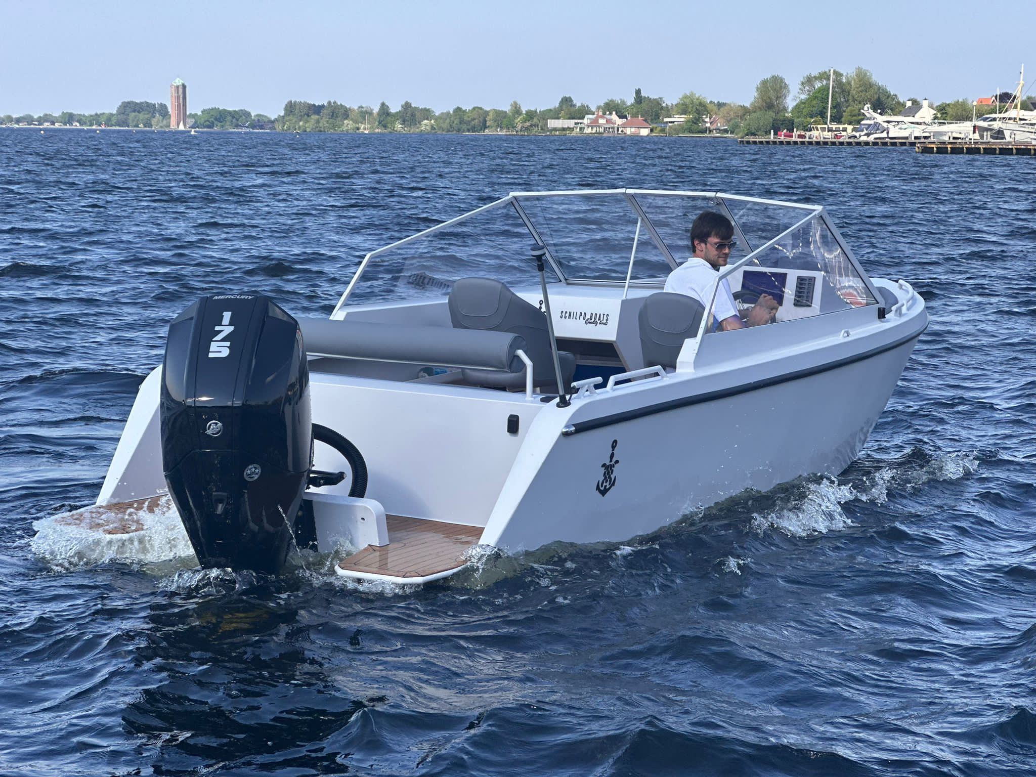 Achteraanzicht van een witte motorboot op het water