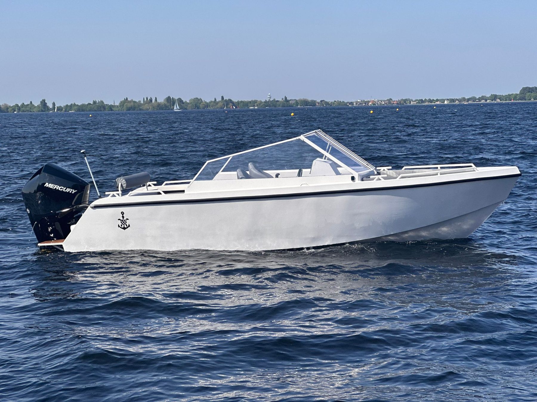 Witte motorboot varend op open water